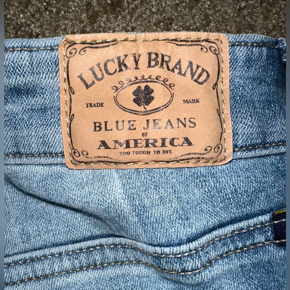 Distressed blue jeans - Picture 3 of 4